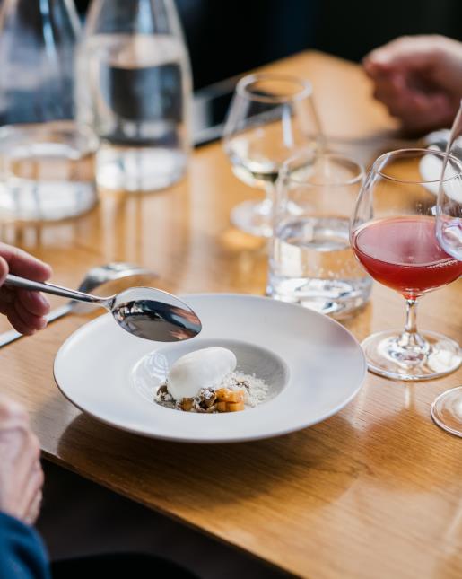 Thibaut Spiwack, étoilé Michelin, nous présente sa recette de gnocchi de ricotta parisienne, aubergine brûlée, crackers cumin, pesto de roquette.