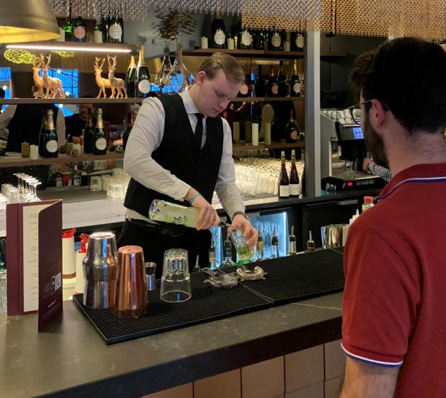 Un étudiant MCOR met en application, leurs connaissances sur les postes de bar