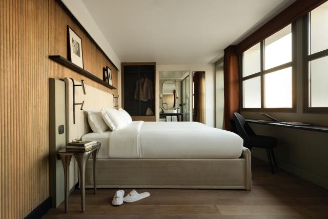 Du chêne cannelé recouvre les murs des chambres et de nombreux espaces de l'hôtel.