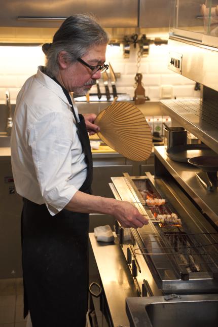 Au Charbon Kunitoraya (Paris), le chef-propriétaire Masafumi NOMOTO propose des yakitori de poulet de Bresse cuites au binchotan.