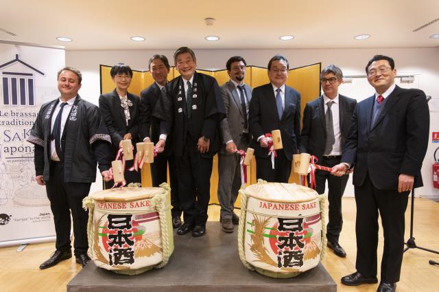 Producteurs de saké, oenologues et scientifiques et dignitaires japonais étaient présents à la Maison du Japon pour promouvoir le saké.