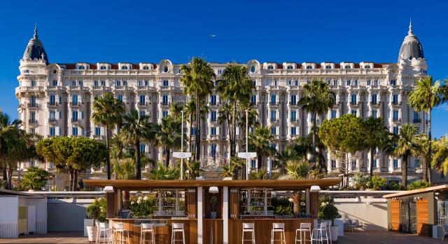 La façade du Carlton Cannes, qui compte 332 chambres et suites.