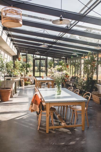 Le Barn dépoussière l'hôtellerie de campagne, grandes tablées et convivialité à la clé.