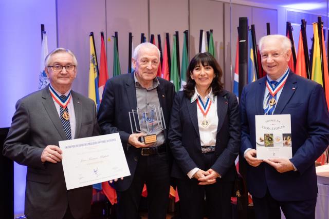 Avec Jean-François Mesplède et son trophée réalisé par Adrian Colin, MOF souffleur de verre, Marc Foucher trésorier de la Société nationale des MOF et MOF 2004 « Cuisine Gastronomie », Jocelyne Caprile, vice-présidente de la Société nationale des MOF et M