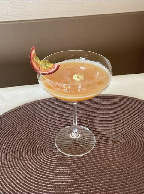 Son mocktail : Passiona Baie ». Un délicieux mocktail à la goyave et au baie de timur relevé avec du gimgembre.