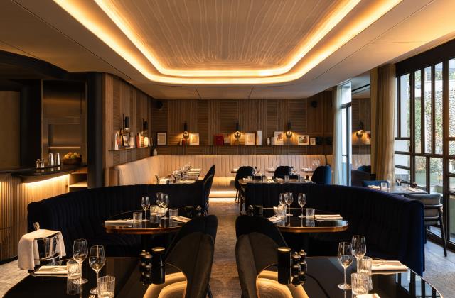 L'ambiance chaleureuse et intimiste du restaurant de l'Hôtel Dame des Arts, à Paris.