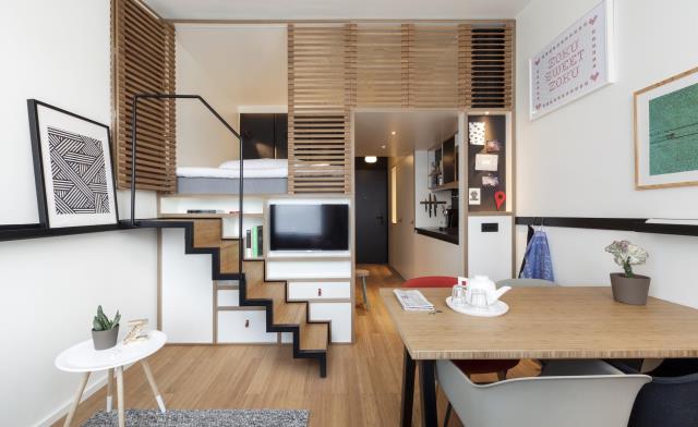 Pensée pour tous les moments de la journée, cette hambre de l'hôtel Zoku à Amsterdam dispose d'une kitchenette et d'un espace repas.