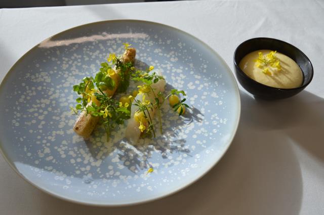 Asperge verte de L'Angevine, lieu jaune, kalamansi, laurier. Une recette de Simon Bessonnet, étoilé Michelin 2023 de Maison Desamy (85).