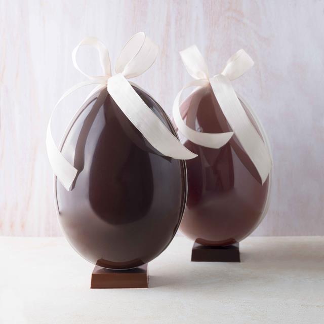 Les oeufs de Pâques de Claire Heitzler sont disponibles en chocolat noir et au lait.