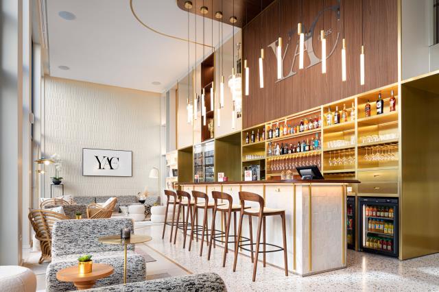Le bar de l'l'hôtel YAC Paris Clichy.