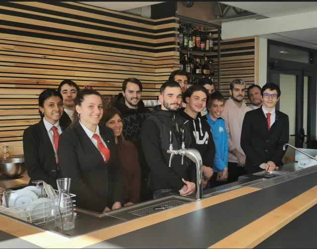 Les élèves en section « Service hôtellerie » du lycée Martin Bret