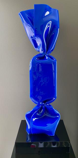 Le Bonbon Bleu en plexiglas de Laurence Jenk avec une hauteur de 86 cm.