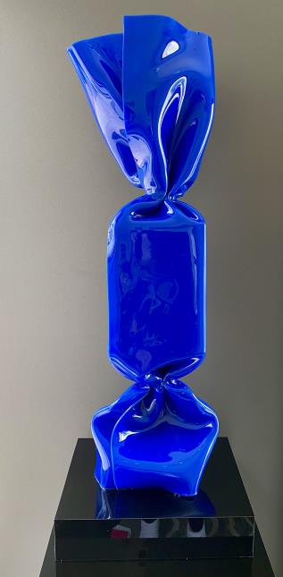 Le Bonbon Bleu en plexiglas de Laurence Jenk avec une hauteur de 86 cm.