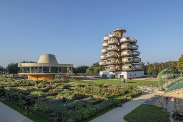 L'EssenCiel réinterprète le concept de la chambre d'hôtel et le restitue sous la forme d'un cocon qui évoque l'intériorité et le calme.