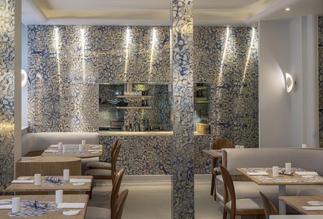 Le décor élégant du restaurant a été imaginé par la designer Mathilde de l'Ecotais, en collaboration avec Bobo Design Studio.