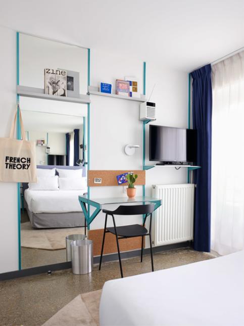 Musique, livres, revues, illustrations… chaque chambre prolonge l'expérience culturelle du Quartier latin.