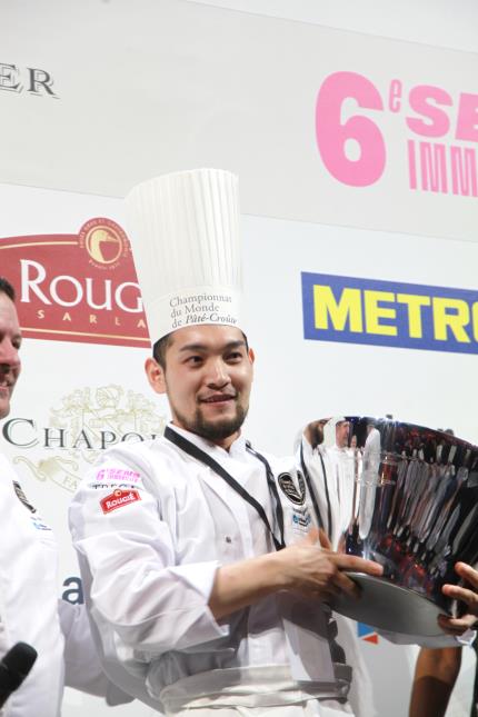 Ryutaro Shiomi a su régaler les palais d'un jury composé de meilleurs ouvriers de France, chefs étoilés et personnalités de la gastronomie, et présidé par Pierre Hermé.