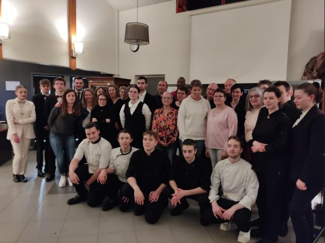 Les élèves de terminale en BAC Pro cuisine et CSR du lycée Flora Tristan avec leurs professeurs