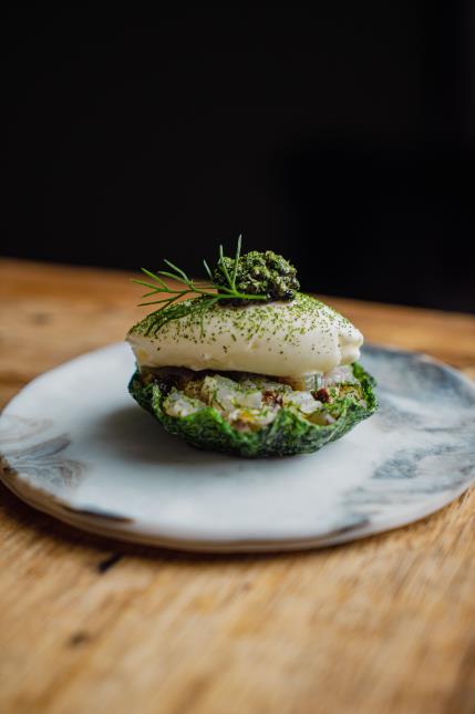 Tartelette aux 3 algues / muge de Méditerranée fumé aux sarments de vignes / foie gras / caviar