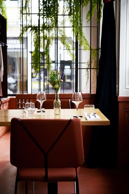 Ambiance épurée et contemporaine au restaurant La Mutinerie.