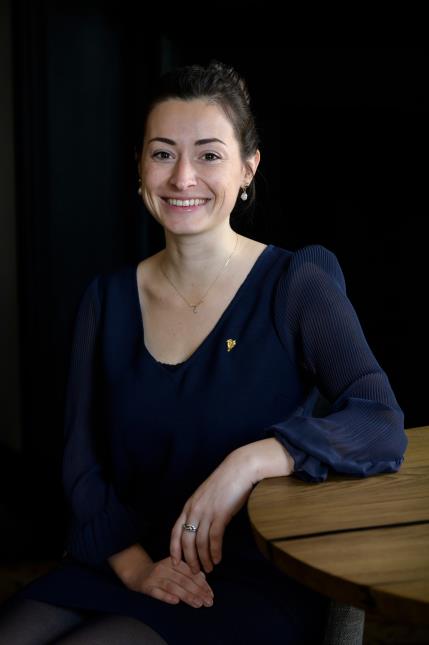 Marie-Cécile Frampier, sommelière au restaurant étoilé Le Manoir de la Régate à Nantes, a reçu le Trophée Sommelier 2023 Gault et Millau.