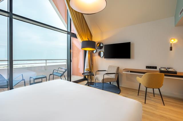 Chambre supérieure avec balcon et vue sur mer.