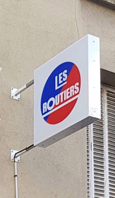 Le relais de Beg ar C'hra s'acquitte de sa cotisation aux réseau des routiers pour  exploiter le macaron en façade, véritable balise pour les routiers.
