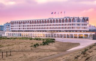 Le Radisson Blu Grand Hotel & Spa est situé sur la plage de Malo-les-Bains, sur la Côte d'Opale.