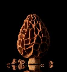 L'oeuf d'Anne Coruble, cheffe pâtissière du Peninsula Paris, se distingue par son originale coque en chocolat, dont les alvéoles rappellent la forme caractéristique de la morille.