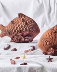Entre enfance et tradition, le Poisson, de Nina Métayer, invite à la gourmandise chocolatée et...