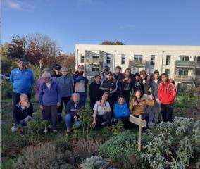 Les élèves de TPSR dans le jardin ressources