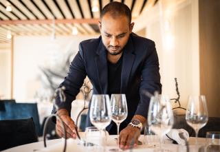 Sadik Muhaimin, chef de rang au restaurant l'Amaryllis, s'est donné les moyens d'atteindre ses...