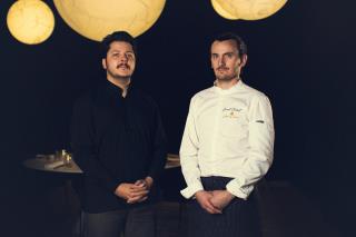 Le sommelier Pierre-Alexis Mengual  et le chef Laurent Chabert, dans la Moon Room du restaurant...