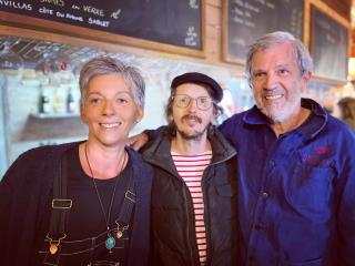 Erwan Botrel entre Florence et Patrick Chêne, ancien journaliste sportif devenu vigneron dans le...