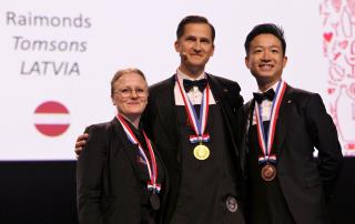 Le vainqueur, Raimonds Tomsons, entre Nina Jensen et Reeze Choi.