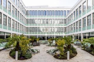 Au Grand Quartier, à Paris (Xe), l'immense cour jardin sert d'entrée et dessert l'hôtel, le café,...