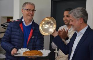 Jean-Pierre Barbier, président du Département de l'Isère et Christophe Suszylo, président d'Isère Attractivité, respectivement à gauche et à droite, présentent la tourte de chef Alexandre Zdankevitch (au centre), désignée Recette de l'Isère 2023.