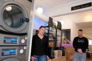 Jenifer Engel et Charlie Gigou ont ouvert en décembre 2022 le 1er café-laverie de Tours