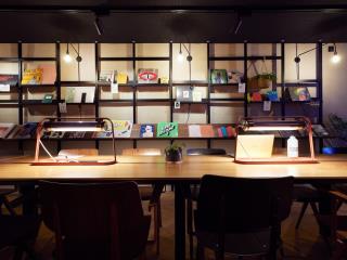 Prises intégrées dans la grande table de travail de la bibliothèque de l'hôtel French Theory, à Paris.