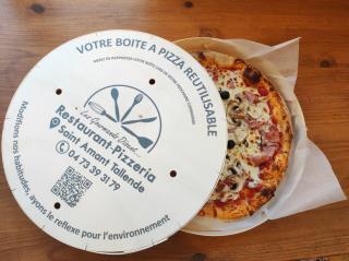 Sylvain Giraud, à la tête de la pizzeria Les Gourmands disent, a imaginé une boîte réutilisable en...
