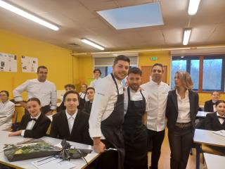 Le chef Matthias Marc (au premier plan), son second et l'équipe pédagogique ont briefé les élèves...