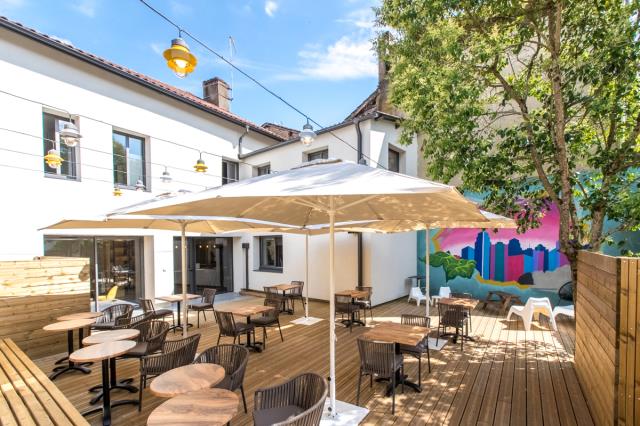 La terrasse de Coté Brunch. Clients et agents immobilier s'y retrouvent.