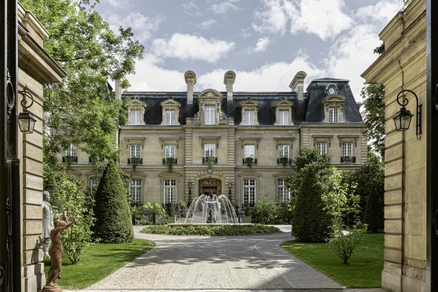 Hôtel très particulier, le Saint James compte 50 chambres et suites, à moins de 10 minutes à pied de la place Victor Hugo.