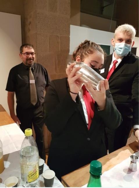 Monsieur Harge professeur de service et deux élèves de 1 CR