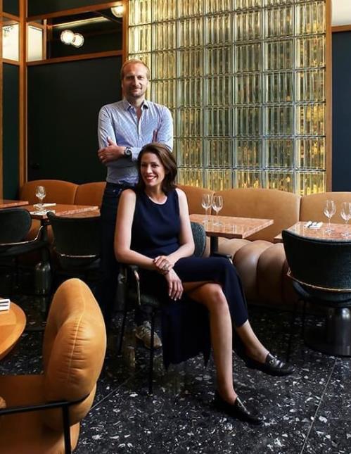'La période actuelle, plutôt calme, permet de nous roder', confie Julia Vidalenc, directrice de l'hôtel Le Ballu, ici avec son mari, Thomas Vidalenc.