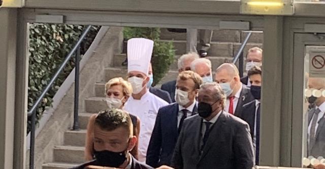 Emmanuel Macron en visite au Sirha à Lyon, entourée de Marie-Odile Fondeur, directrice du Sirha et Olivier Ginon, président de GL Events.
