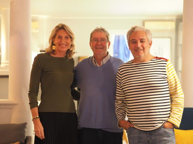Francis Sodano du Cabinet Michel Simond Aix-Marseille entouré de Karine et Alain Daubier, nouveaux propriéraires de l'Hôtel La Tuilière