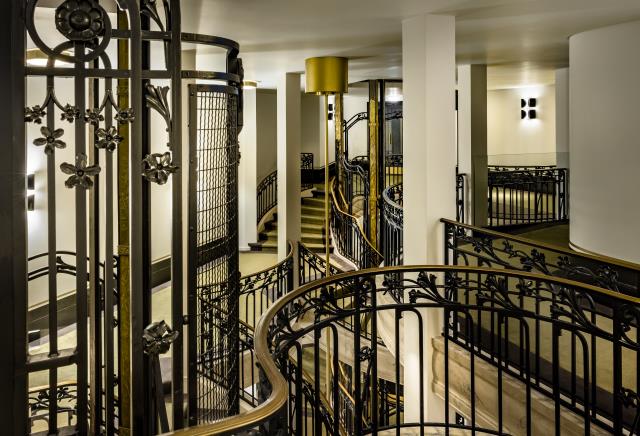 L'escalier du Kimpton Saint Honoré est doté de multiples balcons à chaque demi-niveau.