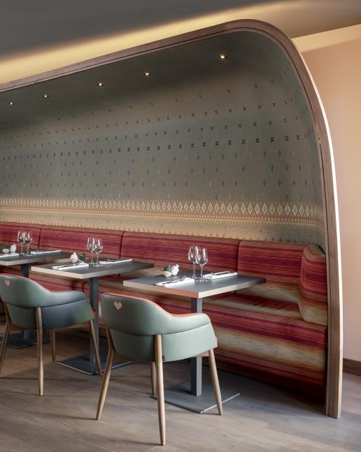 La salle du restaurant La Muse revisite les codes de la montagne