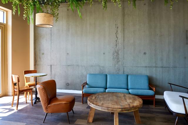 La déco imaginée par Stella Cadente Studio permet aux espaces communs d'être à la fois confortables et modulables.